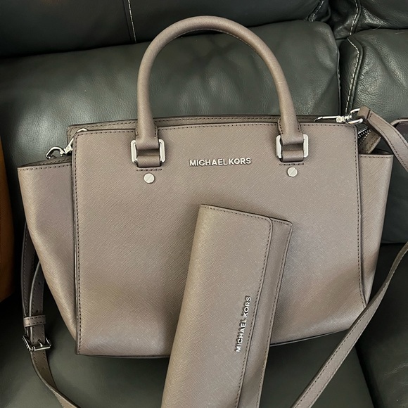 Michael Kors Handbags - michael kors bag and wallet lovely clean set